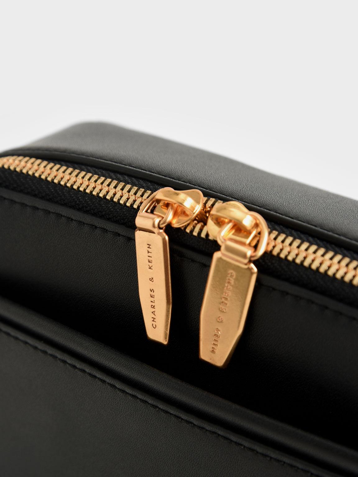 Túi Charles Keith Đeo Vai Phom Chữ Nhật Lock Key Chain Đen