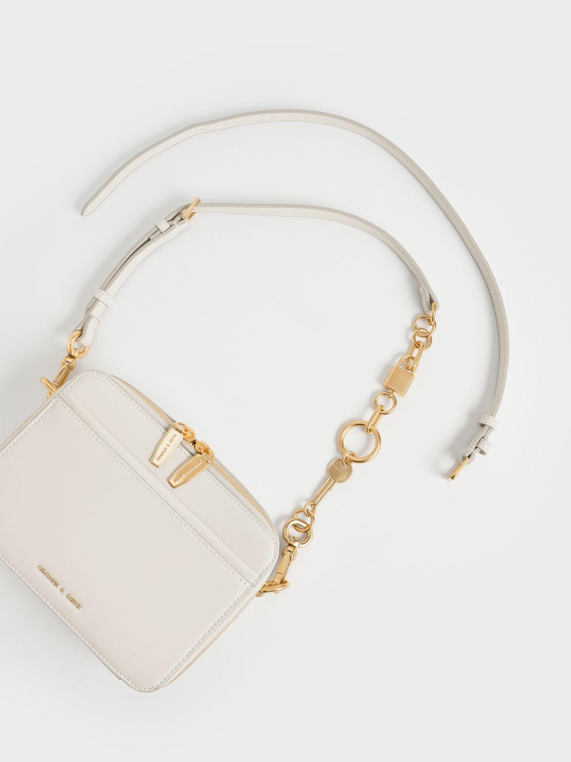 Túi Charles Keith Đeo Chéo Chữ Nhật Chunky Chain Handle Kem