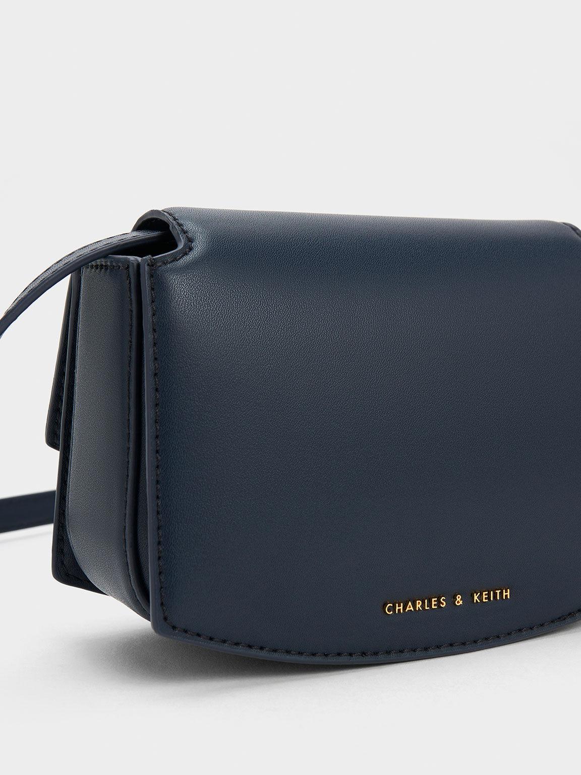 Túi Charles Keith Đeo Vai Chữ Nhật Clover Curved Xanh Navy