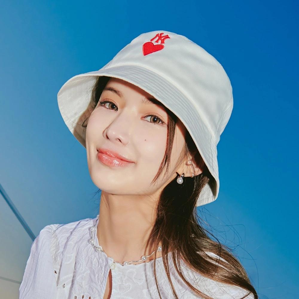 Nón MLB Heart Bucket Hat New York Yankees Ivory Trắng NY Tim