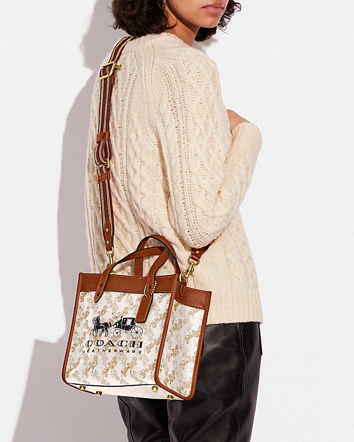 Túi Coach Field Tote 22 With Horse And Carriage Print And Carriage Badge Nữ Trắng