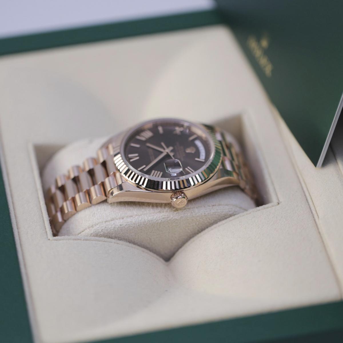 Đồng Hồ Rolex Day-Date 228235 President Roman Dial 40mm Nam Nâu Vàng Hồng